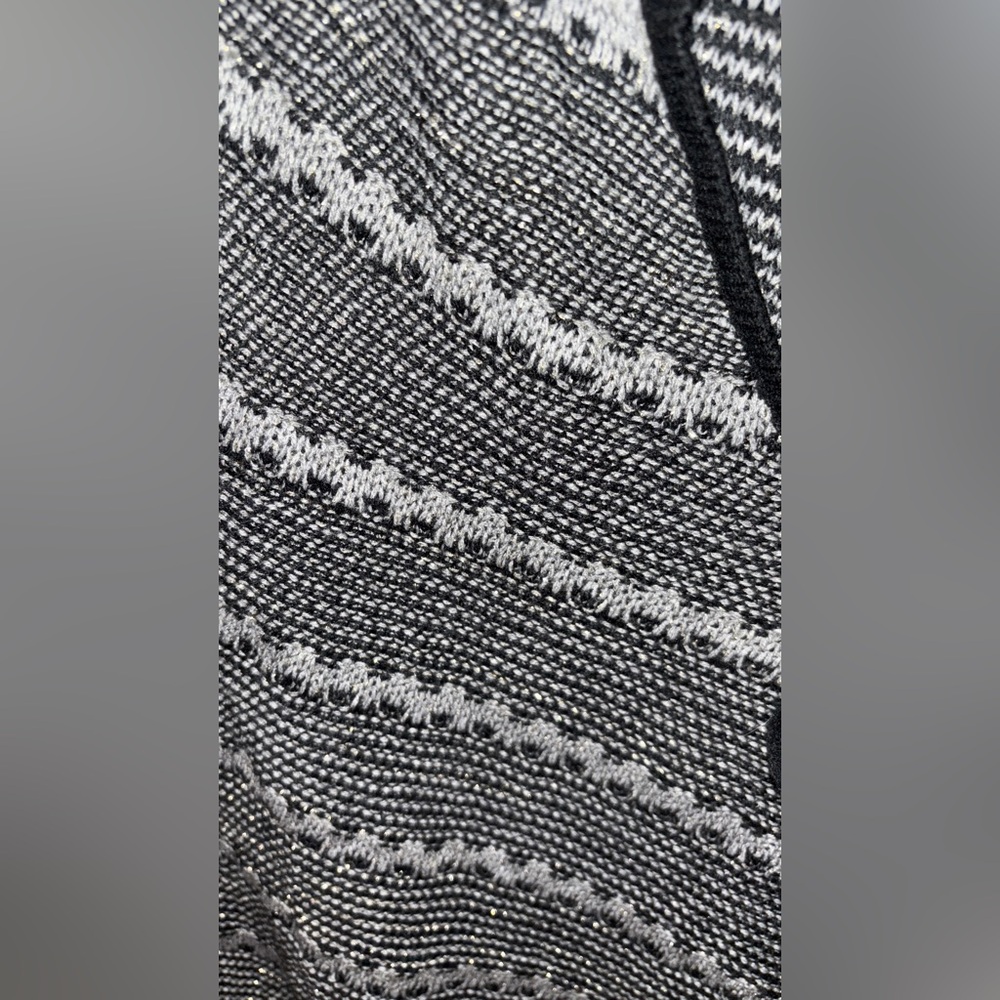 BCBG MAXAZRIA Black and White PONCHO w/hood NWOT - Picture 3 of 8